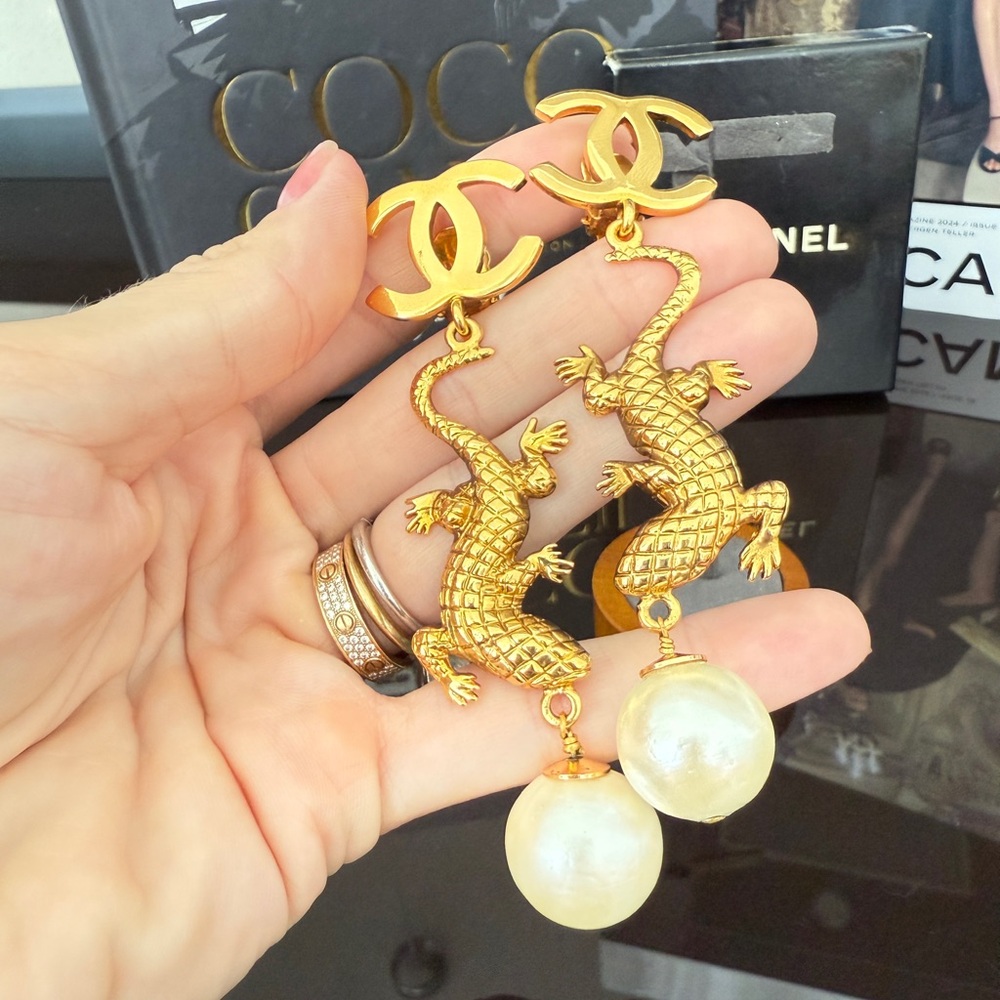 LOT 2222 RUNWAY 24K gold plated CHANEL vintage lizard Earrings with Pearls 1991 - Picture 9 of 17